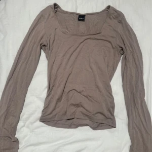 Beige långarmad tröja - Jätte söt trendig tröja i skönt material! Sitter super fint och är i fint skick