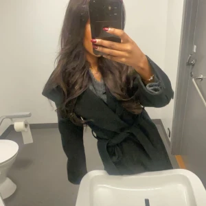 Kappa från Zara - Svart kappa från zara med luva, vår/höst jacka och är slutsåld på Zara. Jätte fin har dock fått en annan kappa, kan gå ner i pris vid snabb affär ❤️