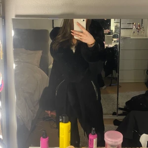 Pälskappa - Jag säljer min fina pälskappa från Chelsea i Göteborg eftersom den inte kommer till användning. Den är i nyskick då jag bara användt den ett fåtal gånger.🤍Pris kan diskuteras vid snabb affär!