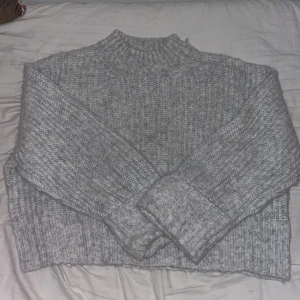 stickad tröja - Denna är i storlek Medium och är väldigt varm och skön. jättefint skick och inte nopprig heller.