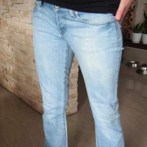 Såå snygga lågmidjade utsvängda jeans 💓 Bra skick, vet tyvärr it märket, storlek 28/32