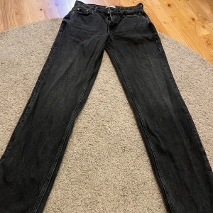 Low waist jeans från Gina - Ett par svarta/mörkgråa low waist jeans från Gina tricot i storlek 32.💞 i mycket bra skick
