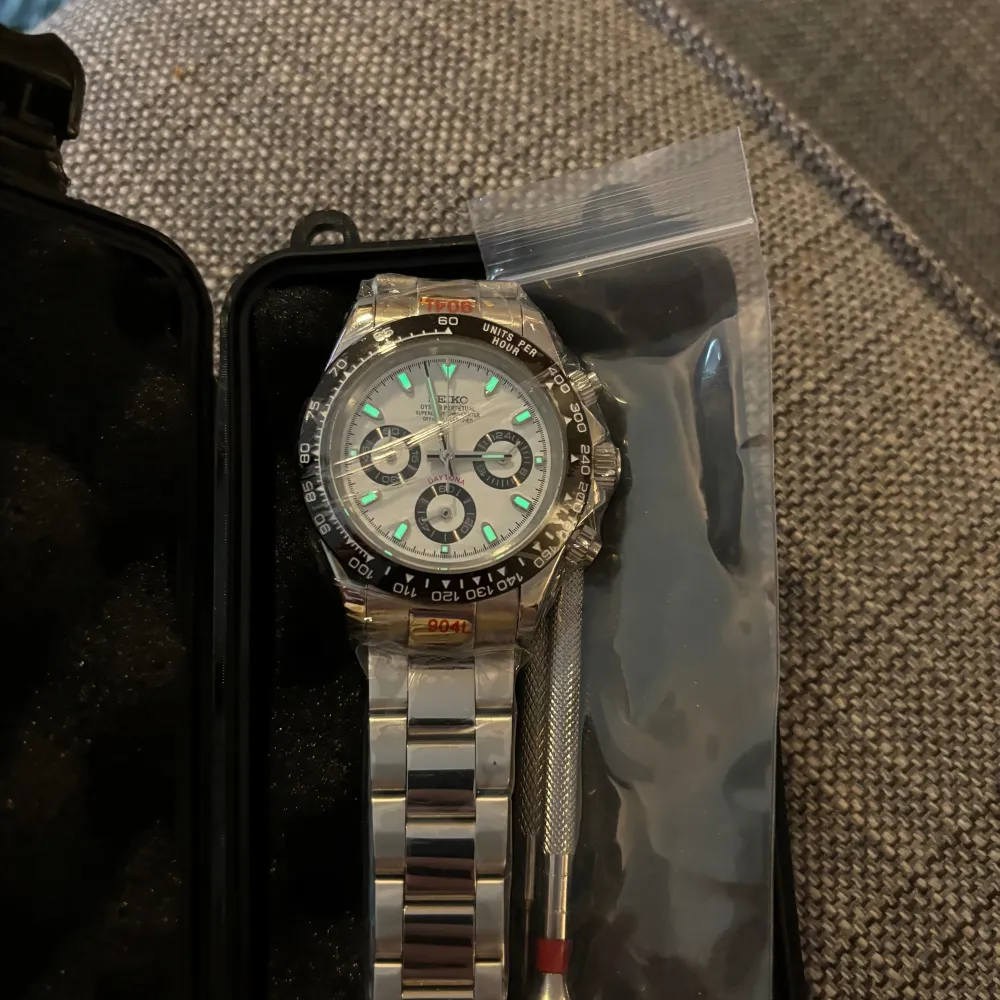 Tjena! Säljer en Daytona Panda Seiko Mod. Helt ny och inplastad samt aldrig använd. Verktyg till länkar ingår. Gedigen och tung.  Om klockan: 40mm Case Oyster armband VK64 Kronograf Kaliber C3 Lume Safirglas 904L rostfritt stål . Accessoarer.