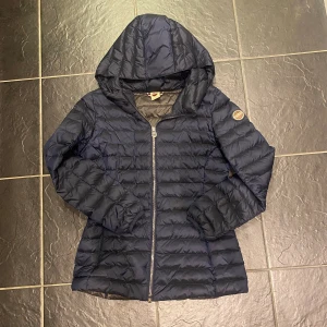 Colmar jacka!! - Mörkblå Colmar jacka som tyvärr inte kommer till användning. Storleken är s och de är i mycket bra skick! Ja den är äkta har tyvärr inget kvitto eftersom den är köpt begagnat💗500 är ett väldigt pris så kommer stå fast med de! Hör av er om frågor!!