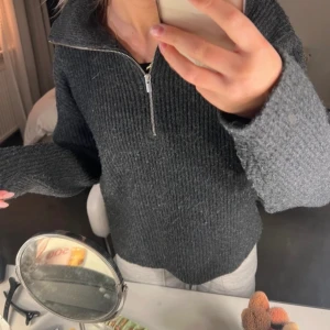Stickad tröja - Såå fin stickad tröja i väldigt fint skick💗 lånade bilder