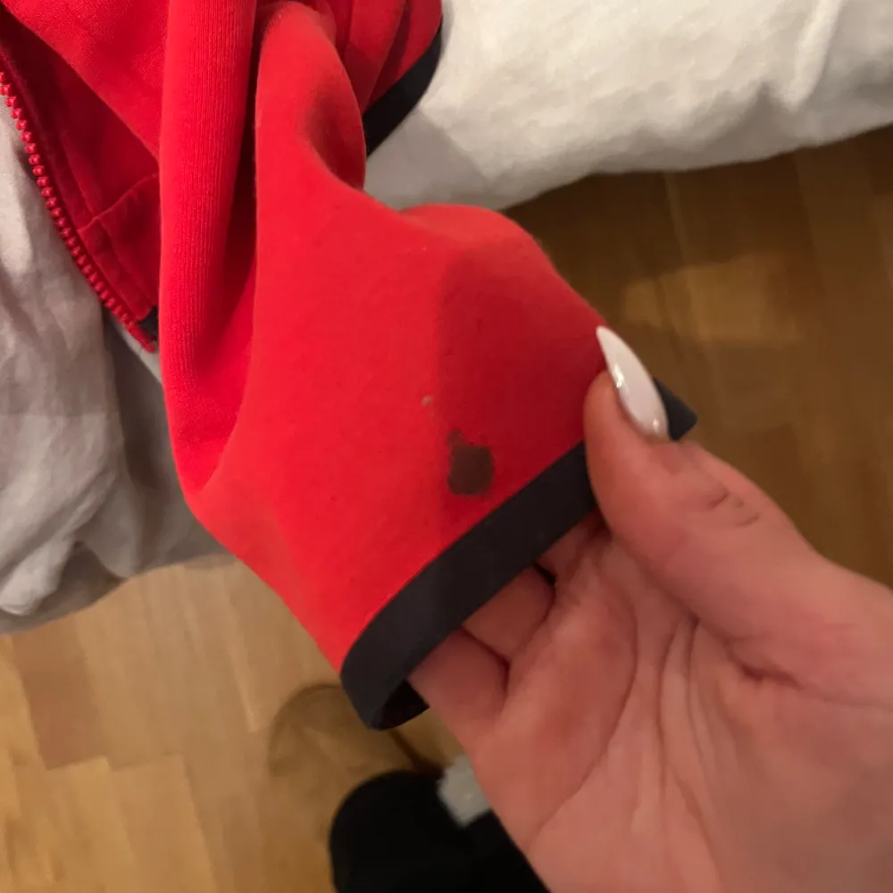 Säljer min röda Nike  tröja då jag inte andvänder den längre, fint skick men har en fläck i armen som ej går bort.. Hoodies.