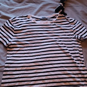 Tvp randiga tröjor - Aäljer de här finna randiga tröjorna efter som det inte kommer till andvändning! Skriv om ni vill ha båda eller bara en!