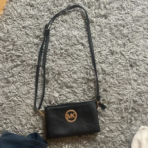 En till liten Michael kors väska - Aldrig använd, 4 fack