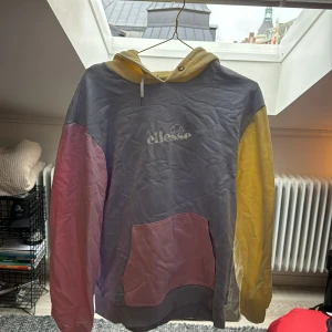 Färgglad hoodie  - Fin färgglad hoodie från ellesse. Aldrig använd!