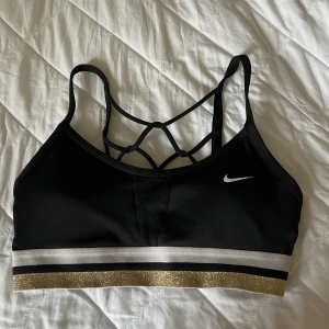 Nike sport-bh  - Sport-bh från Nike i superbra skick. Ryggen är superfin och kan skicka fler bilder 