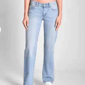 Säljer mina vrålsnygga abrand jeans, low waist, straight leg, storlek 27 skulle säga passar xs/s, köpta för 1099 