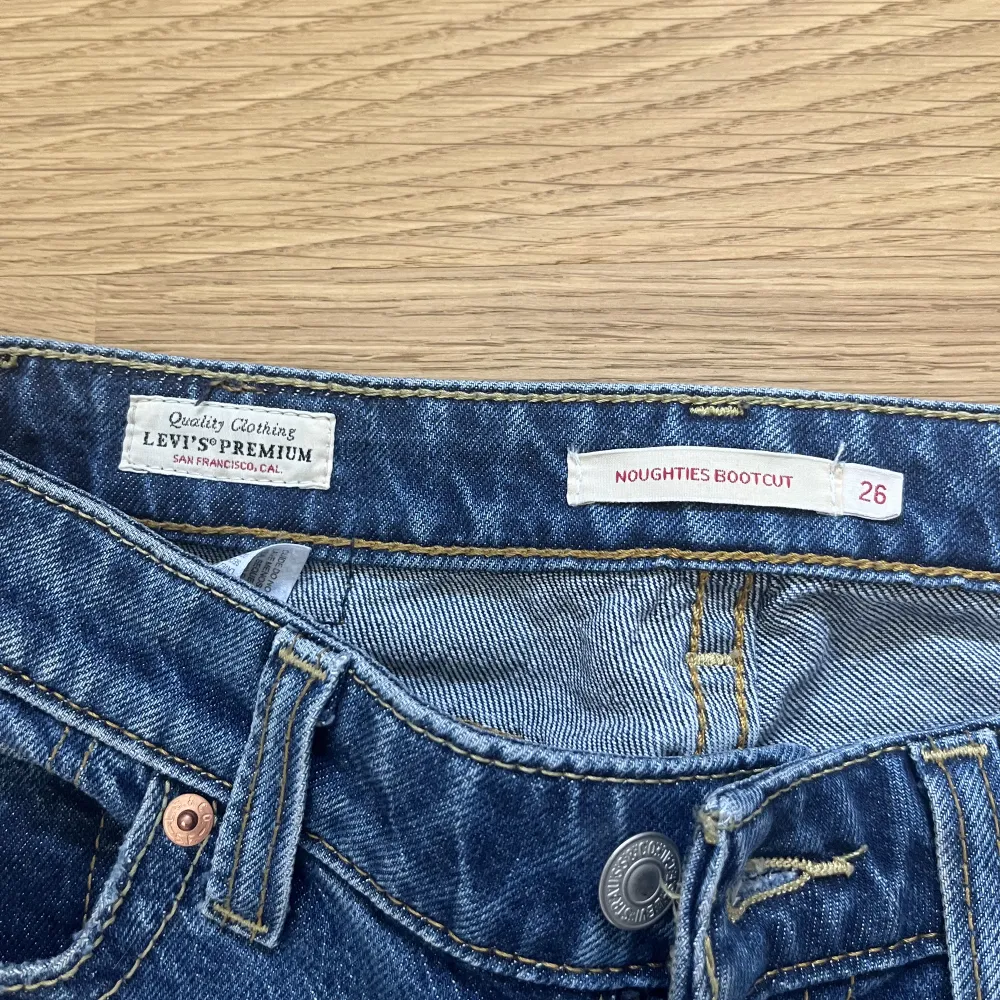 Lågmidjade bootcut jeans från Levi’s. Storlek 26 (alltså 34/xs) längden är perfekt på mig som är 167 cm lång. Orginalpris 1419:-. Jeans & Byxor.