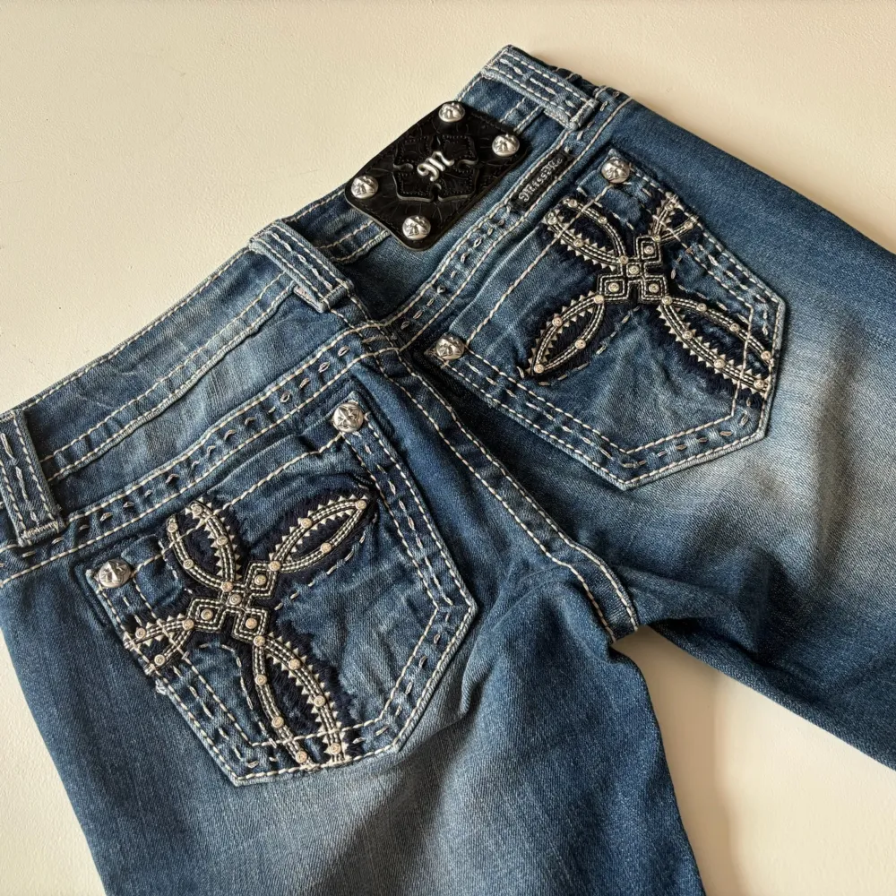 Lågmidjade bootcut jeans från Miss Me. Fickor med kors. Perfekt skick. Mått: Innerbenslängd: 84cm Midjemått rakt över: 35,5cm Midjemått: 77,5cm Modellen är 166cm lång. Skriv gärna ifall du har några frågor! 💗. Jeans & Byxor.