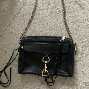 Rebecca Minkoff väska  - Rebecca Minkoff väska i nyskick, säljs pga används ej. 