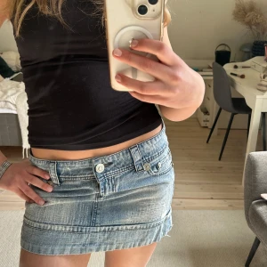 Lågmidjad jeanskjol - Midjemått: 40cm Längd: 32cm