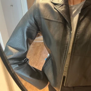 Vintage skinnjacka  - Säljer en sjukt snygg skinnjacka köpt på second hand, storlek 42/44. Sitter oversized på mig som är en S. Perfekt nu till våren 😍