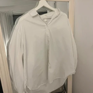 Vit skjorta  - Vit snygg skjorta! Storlek Xs, men skulle säga att den passar mer en S 