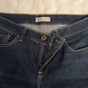 Lågmidjade mörkblåa jeans från Lindex äldre sortiment. De är korta i benen så perfekt för någon som är kortare. För korta för mig och lite stora i midjan. Storlek 40!