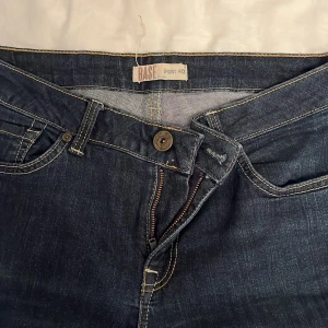 Lowwaist bootcut jeans - Lågmidjade mörkblåa jeans från Lindex äldre sortiment. De är korta i benen så perfekt för någon som är kortare. För korta för mig och lite stora i midjan. Storlek 40!