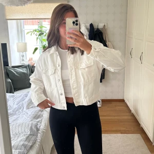 Vit jeansjacka  - Använd men i fint skick! Nypris 399:-