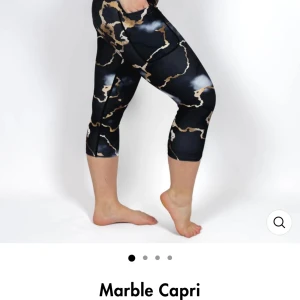 Tights med fickor - 3/4 tights i mycket bra skick med fickor på bögge sifor. 