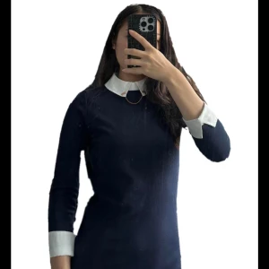 Ted Baker klänning storlek s-xs  - Som ny, super snyg. Man kan både dress-up den med klackar eller dress-down med sneakers och denim jacka. Köpt i USA, använd 2-3 gånger. Fråga för mera vikter och mått.