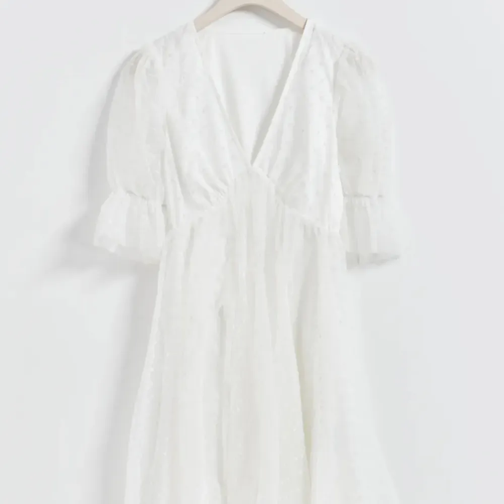 Jag säljer nu min oanvända vita klänning som passar jättebra till student. Jag säljer den då jag hittat en annan. Hör gärna av dig vid intresse eller om du vill ha fler bilder.🩷. Klänningar.