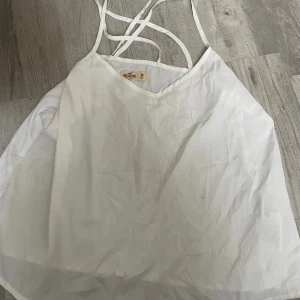 Blus  - Blus med foundation fläck därav det låga priset. Fint korsade band baktill 