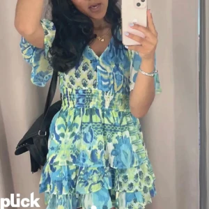 Zara klänning - Säljer denna fina klänning från Zara som är använd en gång. Perfekt för sommaren och passar utmärkt. Jag är 161 ish. Skriv för fler bilder💝