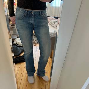 Säljer mina lågmidjade jeans, köpta på secondhand. Längden är perfekt på mig som är 170-172!!🩷🩷