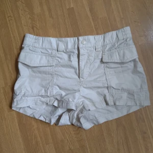 Beiga lågmidjade cargo shorts - Ett par söta och somriga lågmidjade cargoshorts med fickor på framsidan.