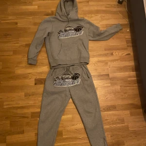 Trapstar Shooters Set - Köpte detta det här på plick var annonserat som S/M men var lite för litet för mig, så återsäljer den och skulle säga att den är mer åt S hållet. Är 180 cm, 80 kg och passar men är lite för liten.