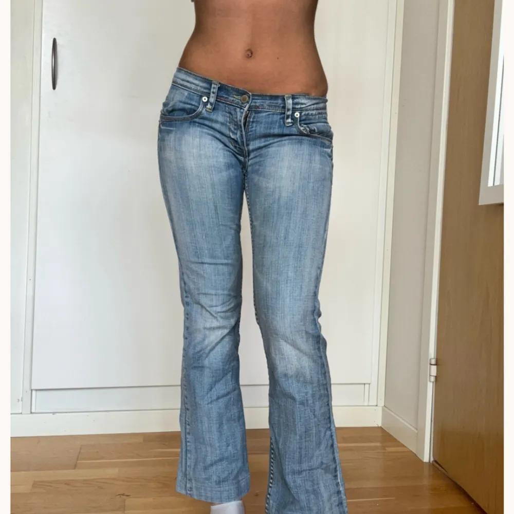 Lågmidjade jeans som verkligen är så snygga men för kort för mig som är 168! Köp via köp nu direkt eller Swish 💗💕midjemått 39 innerben 74. Stretchigt tyg!! . Jeans & Byxor.