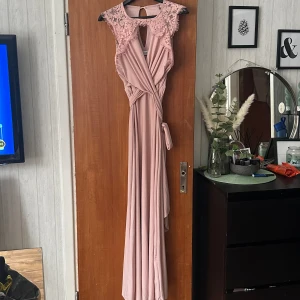 Balklänning - En bal/brudtärneklänning. Använd endast en dag, storlek 40. Men den knyts själv så den skulle nog passa 38 med. Gammelrosa💕 Hittar ingen bild på men kan annars skicka för den som har inteesse för de. Säljs inte längre.