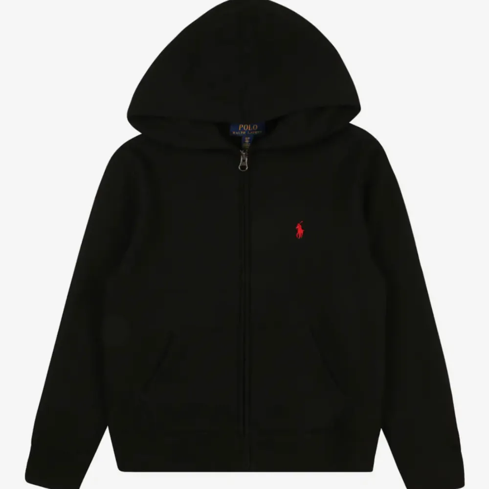 Säljer min ralph lauren hoodie som jag använt väldigt lite. Den är för liten för mig. Har tvättat den och den är packad. Skick 9/10 inga skador eller fläckar. Köpt från kidsbrandstore för 1200. Hoodies.