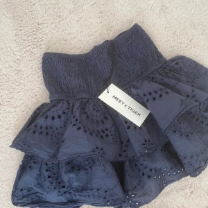Meet me there kjol - Jättefin kort volangkjol från meet me there. Kjolen har inbyggda shorts. Modellen heter ”daydream skirt”, och är i färgen navy. Kjolen är aldrig använd och har prislappen kvar! Har ni några frågor så är det bara att skriva!💘
