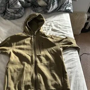 Grön zip hoodie skick 9/10 inga defekter knappt använd kan gå ner i pris vid snabb affär. Kom privat vid frågor eller funderingar