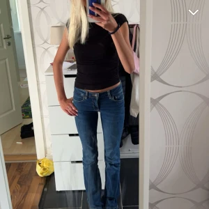 Zara jeans  - Säljer mina jeans från zara då jag inte använder de längre! Jättefina och bekväma💕  Köpta för 399kr