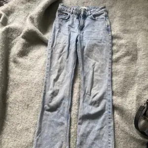 Fina bootcut jeans, men en liten naglacks fläck på sig(märks inte när man har på dig de) 💕 använd inte köp nu