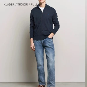 Polo Ralph Lauren full zip - Jättefin tröja från Ralph Lauren. Nypris: 2495kr. Säljs pga ingen användning för den. I nyskick. Storleken passar även som en XL. Pris kan diskuteras💗  Färgen är som sagt brun/grå men la in en bild på en modell i en annan färg så man ser passformen!