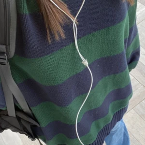 Grön-blå tröka - Tate sweather! Första bilden är lånad. Storlek M men passar mig bra som brukar ha xs-s🩷