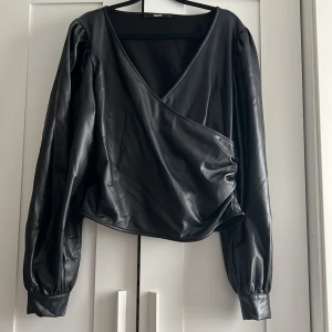 Skinn blus - Skinnimitation, använt sällan så den är i super rent skick. Framhäver midjan super fint😍