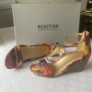Helt nya Reaction Kenneth Klackskor - Helt nya oanvända klackskor från Reaction Kenneth Cole storlek 36