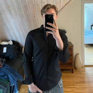 Svart skjorta - Svart skjorta från SMOG i storlek M Pris:99 kr Skriv om ni har frågor!