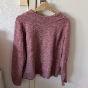 Stickad rosa tröja💕 - Har använt den en gång, bra skick, storlek M, själv är jag 165 cm och den passar perfekt💕