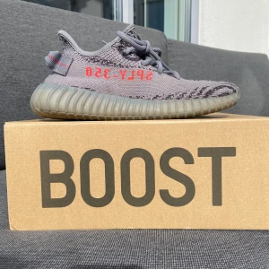 Yeezy 350 - Säljer mina feta yeezys på grund av ingen användning. Skicket är 9/10 och perfekta till våren/sommaren. Pris kan diskuteras vid snabb affär. Självklart äkta✍️ 