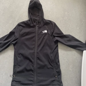 The North face - Tja? Säljer min The North face jacka som inte är till använd längre. Har använt ett par gånger jackan är väldigt fresh. Jackan passar både till kvinnor och men jackan kostar i affär 1200 kr vi kan komma överensav av ett pris😀. Tvek inte skriv.  Jakob