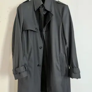 Elegant navy blue trench coat from Drykorn with water repellent outer fabric in size 46 (EU). It's been treated well. Selling it because I have another similar coat.  Retail price is 2996 SEK