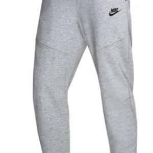 Hej säljer båda mina Nike tech byxor  - De gråa byxorna är storlek M och dem svarta L det är inga skador på byxorna  Jag kan sälja Båda tillsammans för 700