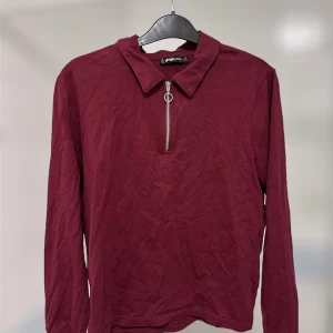 Långärmad tröja - Jättefin vinröd tröja med krage från New Yorker i storlek L 